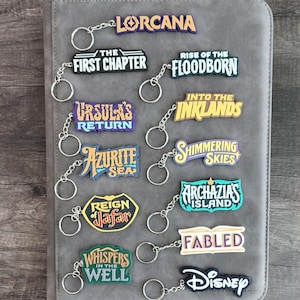 Portachiavi con etichette a strappo con logo 3D Lorcana (tutti i set attuali e futuri)