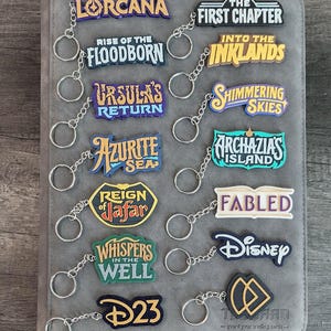 Etiquetas para chaveiros com logotipo 3D da Lorcana (todos os conjuntos atuais e futuros)