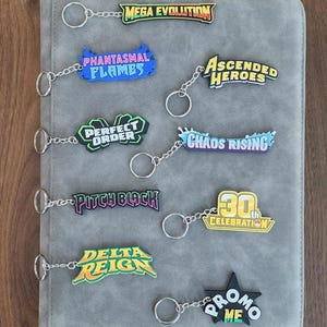 Conjunto de etiquetas para carpetas 3D con logo de la era de la Mega Evolución, llaveros de Pokémon