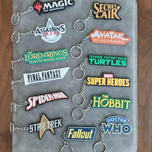 Magic: The Gathering Universes Beyond Logo Special Collection Secret Lair 3D-pärm Dragkedja Etiketter Etikett Nyckelringar Organisering MTG