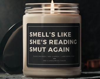 Riecht, als würde sie Smut Again lesen, Smut-Geschenk, Bücherkerze, Romantik-Leser, Smutty-Bücher, würzige Geschenke für Sie, 9 oz. Veganes Sojawachs