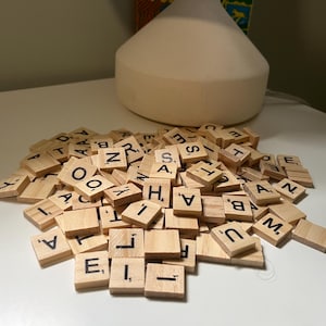 Fichas de Scrabble, letras para manualidades, fichas de repuesto para el juego de mesa Scrabble, cuadrados de letras para álbumes de recortes o manualidades para niños, fichas para letreros