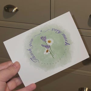 Tarjetas A5 de agradecimiento con diseño floral de lavanda y margaritas. Se pueden personalizar.