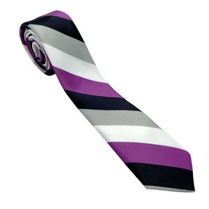 Peut inclure: Une cravate rayée de couleur violette, noire, blanche et grise.