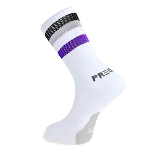 Peut inclure: Chaussettes de sport blanches avec un motif rayé violet, gris et noir. Les chaussettes ont un talon et une pointe gris et le mot "PREDATOR" est imprimé sur le côté.