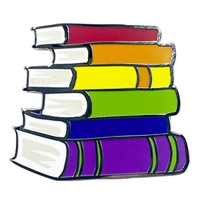 Könnte beinhalten: Ein Stapel von sechs Büchern mit Regenbogenfarben. Die Bücher sind von oben nach unten mit roten, orangen, gelben, grünen, blauen und violetten Rücken angeordnet.