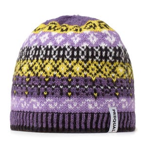 Peut inclure: Un bonnet en tricot aux tons de violet, noir, blanc et jaune. Le chapeau présente un motif géométrique et un bord côtelé. Une étiquette blanche avec le mot "PREQUAL" est attachée au bord.