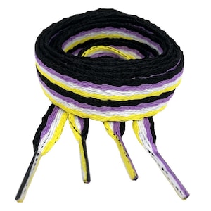 Puede incluir: Un par de cordones de zapatos negros, blancos, amarillos y morados. Los cordones están rayados con colores alternos.