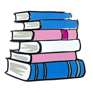 Könnte beinhalten: Ein Stapel von fünf Büchern mit verschiedenen farbigen Einbänden. Das unterste Buch ist blau, das nächste ist rosa, das nächste ist weiß, das nächste ist rosa mit einem dünnen roten Streifen und das oberste Buch ist blau.