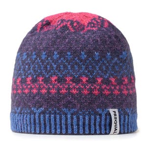 Peut inclure: Un bonnet en tricot bleu et rose avec un motif géométrique et le mot "Prequal" sur le côté.