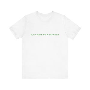 Peut inclure: T-shirt blanc avec le texte vert "SUDO MAKE ME A SANDWICH". Le t-shirt à manches courtes est fait d'une matière douce. Le texte est dans une police pixélisée.
