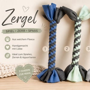 Könnte beinhalten: Drei geflochtene Zerrspielzeuge aus Fleece für Haustiere, nummeriert mit 1, 2 und 3. Das erste ist blau und dunkelgrau, das zweite minzgrün und dunkelgrau, das dritte hellrosa und grau. Jedes Spielzeug hat verknotete Enden und ein geflochtenes Mittelstück.