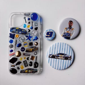 May include: A clear phone case with embedded racing-themed charms, including miniature cars, blue stars, and the number 9. Accompanied by three round buttons: one with the number 9, one with a driver's image, and one with a race car design.