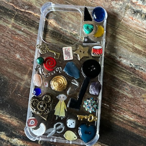 EJEMPLO DE FUNDA PARA TELÉFONO CON DECORACIÓN DE RESINA PERSONALIZADA CON TEMÁTICA CORALINE