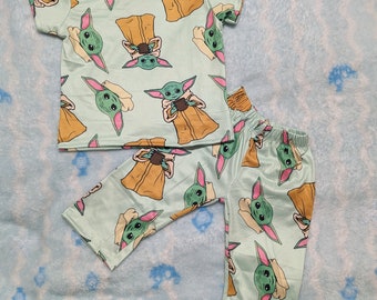 Pyjama deux pièces en coton | Personnage bébé Yoda | Ensemble de pyjama pour enfants | Personnage Star Wars | Vêtements de nuit | Pyjama confortable pour bébés et tout-petits