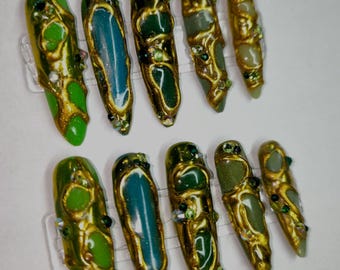 Press On Nails with gold metallic nailart