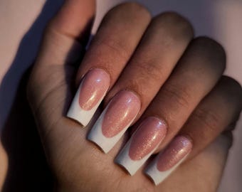 Uñas francesas a presión con base de purpurina