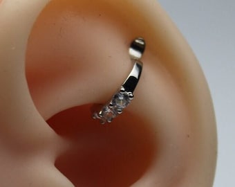 Eenvoudige zilverkleurige oorcorrector met steentjes