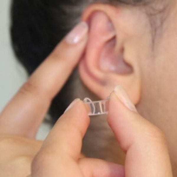 Corrector de orejas transparente