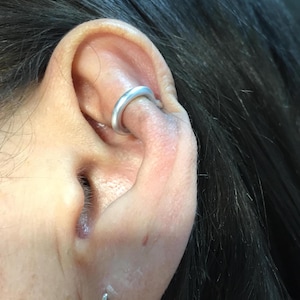 Piercing para mejorar la apariencia de orejas grandes