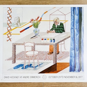Op de afbeelding: Een David Hockney tentoonstellingsposter uit 1977 met een illustratie van een persoon in een groen gestreept shirt die tekent aan een gespikkelde tafel met een vaas tulpen, een stoel en blauwe gordijnen. Tekst: DAVID HOCKNEY AT ANDRE EMMERICH OCTOBER 29 TO NOVEMBER 16, 1977.