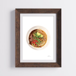 Puede incluir: Una ilustraci&oacute;n de acuarela de un cuenco de pho vietnamita, una sopa de fideos tradicional. La sopa est&aacute; cubierta con hierbas frescas, chiles y una rodaja de lima.