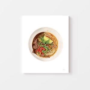 Puede incluir: Un bol de pho vietnamita con fideos, carne de res, hierbas y una rodaja de lima. El caldo es de color marr&oacute;n oscuro y los fideos son blancos. Las hierbas son verdes y la rodaja de lima es amarilla.