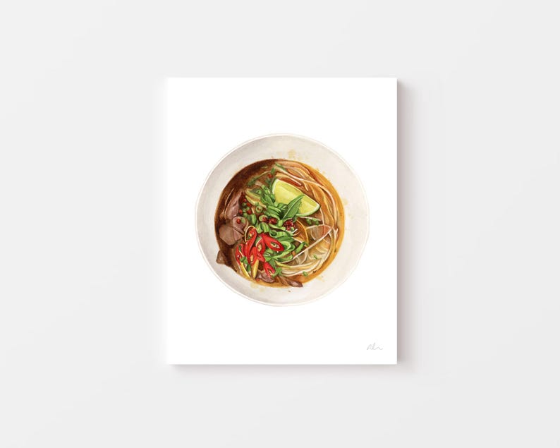 Puede incluir: Un bol de pho vietnamita con fideos, carne de res, hierbas y una rodaja de lima. El caldo es de color marr&oacute;n oscuro y los fideos son blancos. Las hierbas son verdes y la rodaja de lima es amarilla.