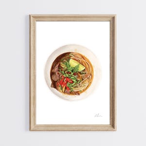 Puede incluir: Una pintura de acuarela de un cuenco de pho vietnamita, una sopa de fideos tradicional. La sopa es de un color marr&oacute;n intenso y contiene fideos, carne y verduras. El cuenco est&aacute; cubierto con una rodaja de lima y hierbas frescas.