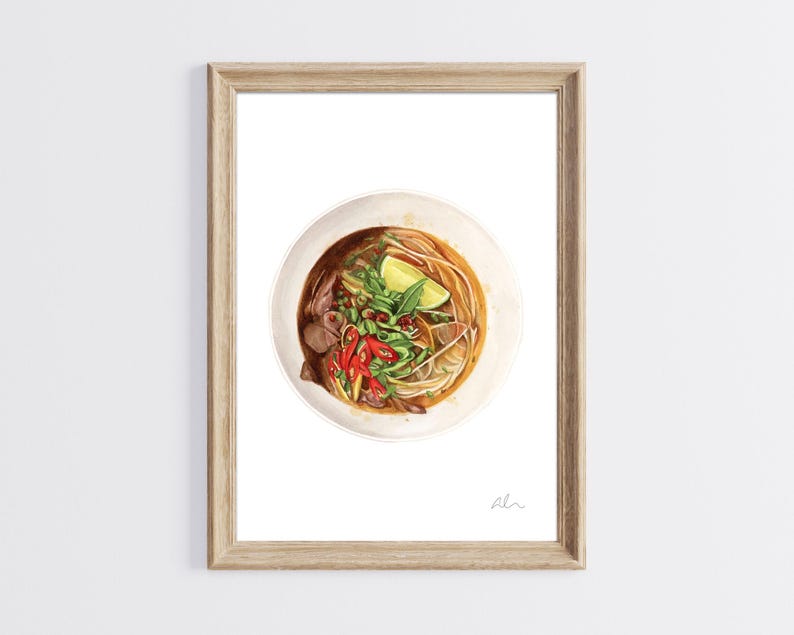 Puede incluir: Una pintura de acuarela de un cuenco de pho vietnamita, una sopa de fideos tradicional. La sopa es de un color marr&oacute;n intenso y contiene fideos, carne y verduras. El cuenco est&aacute; cubierto con una rodaja de lima y hierbas frescas.