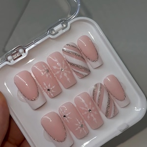 Uñas navideñas con brillo de copo de nieve / Juego de uñas postizas hechas a mano / Brillo reflectante / Puntas francesas / Uñas para fiesta de Navidad / Invierno / Personalizadas /