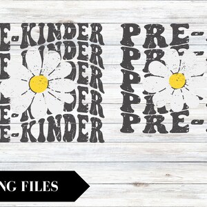 Peut inclure: Une conception numérique avec le texte "PRE-KINDER" et "PRE-K" dans une police rétro avec un graphique de marguerite. Le design est en noir et blanc avec un centre jaune sur la marguerite.