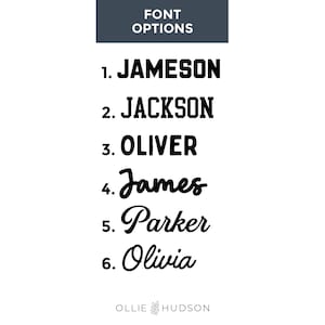 Op de afbeelding: Een afbeelding met lettertype-opties, waaronder Jameson, Jackson, Oliver, James, Parker en Olivia. De tekst "FONT OPTIONS" staat bovenaan, met het Ollie Hudson-logo onderaan. De lettertypen zijn zwart op een witte achtergrond.