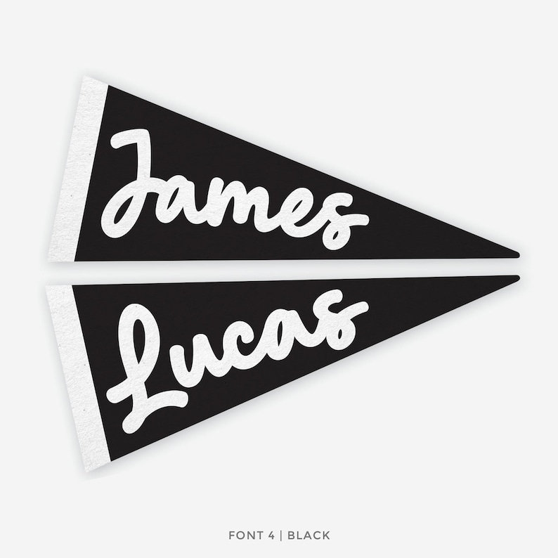 Op de afbeelding: Twee zwarte wimpels met witte tekst 'James' en 'Lucas' in een sierlijk lettertype. De wimpels hebben een witte rand aan de linkerkant. De tekst 'FONT 4 | BLACK' staat onderaan.