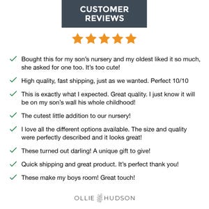 Op de afbeelding: Een afbeelding met de tekst "KLANTENREVIEWS" boven vijf gouden sterren. Klanten getuigenissen hieronder benadrukken de kwaliteit van het product, de verzending en de geschiktheid voor een kinderkamer. De merknaam "OLLIE HUDSON" staat onderaan.