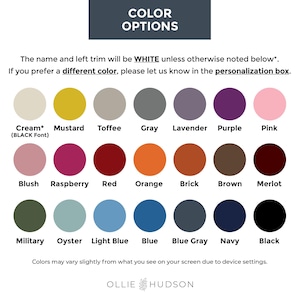 Op de afbeelding: Kleurenopties grafiek met een verscheidenheid aan kleuren, waaronder cr&egrave;me, mosterd, grijs, lavendel, roze, rood, oranje, baksteen, bruin en zwart. De tekst bovenaan luidt "COLOR OPTIONS". De tekst hieronder geeft aan dat de naam en de linker trim wit zullen zijn.