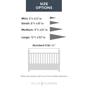 Op de afbeelding: Afbeelding toont maatopties voor een product: Mini (12.7cm h x 30.5cm b), Klein (20.3cm h x 45.7cm b), Medium (22.9cm h x 61cm b) en Groot (30.5cm h x 76.2cm b). Een standaard ledikantmaat van 142.2cm is ook afgebeeld.