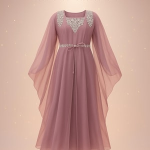 Könnte beinhalten: Staubrosa Kaftan mit quadratischem Ausschnitt und fließenden Ärmeln. Der Kaftan hat eine aufwendige silberne Stickerei um den Ausschnitt und die Taille. Der Text "Elevate Your Style" und "Discover our latest caftans" steht oben. Unten befindet sich ein "Shop Now"-Button.