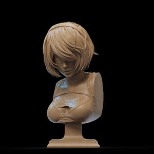 Peut inclure: Buste de couleur beige représentant une figure féminine avec des cheveux courts et en couches et un bandeau. La figure a une expression sereine et porte un haut avec un motif décoratif. Le buste est monté sur une base rectangulaire.