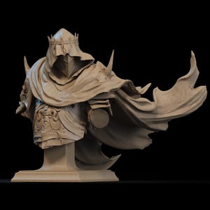 Può includere: Busto dettagliato di una figura incappucciata con corona, mantello e armatura. La scultura è di colore beige chiaro ed è ambientata su uno sfondo nero. La figura ha un'espressione severa e indossa un elmo.