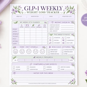 Puede incluir: Una hoja imprimible de seguimiento semanal de pérdida de peso GLP-1 con detalles florales morados. El documento incluye secciones para medicación, dosis, sitio de inyección, progreso semanal, síntomas, efectos secundarios y casillas.