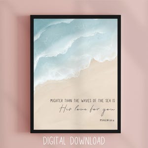Könnte beinhalten: Ein digitaler Download eines druckbaren Wandbildes mit einer Aquarellmalerei von Ozeanwellen, die an einem Sandstrand brechen. Der Druck enthält den Text "MIGHTER THAN THE WAVES OF THE SEA IS His love for you PSALM 93:4".