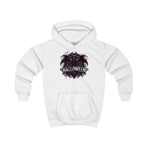 Könnte beinhalten: Weißer Kapuzenpullover mit einem Halloween-Motiv. Das Design zeigt einen gehörnten Dämon mit Fledermausflügeln und das Wort "HALLOWEEN" in einer stilisierten Schriftart. Das Design verwendet Lila, Schwarz und Weiß.