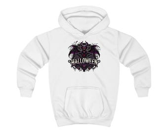 Könnte beinhalten: Weißer Kapuzenpullover mit einem Halloween-Motiv. Das Design zeigt einen gehörnten Dämon mit Fledermausflügeln und das Wort "HALLOWEEN" in einer stilisierten Schriftart. Das Design verwendet Lila, Schwarz und Weiß.