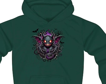 Könnte beinhalten: Ein dunkelgrüner Kapuzenpullover mit einer detaillierten Illustration eines Cartoon-Dämons mit roten Augen, lila Flügeln und einem bedrohlichen Ausdruck. Das Design umfasst Fledermäuse und gruselige Elemente, perfekt für Halloween oder Gothic-Themen.