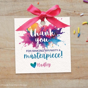 Może przedstawiać: Dziękuję za uczynienie mojego przyjęcia arcydziełem! Aquarelowa karteczka z podziękowaniem z różową kokardką i imieniem Hadley.