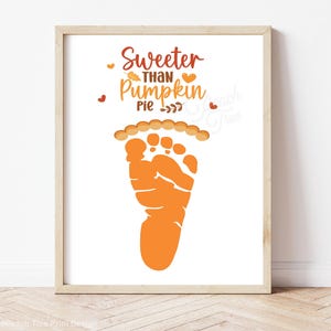 Mais doce que torta de abóbora, arte com pegadas, decoração de outono para o Dia de Ação de Graças, cartão de lembrança para crianças e bebês.