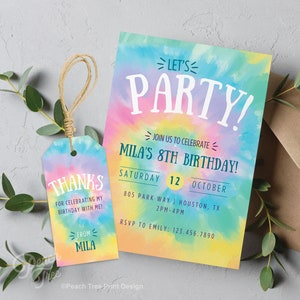 以下が含まれることがあります： 「Let's Party! 」と「Mila's 8th Birthday! 」のテキストが書かれたカラフルなタイダイ染めの招待状。招待状には、日付、時間、場所など、パーティーの詳細が記載されています。それに合わせて、「Thanks for celebrating my birthday with me! From Mila」というテキストが書かれたサンキュータグが付いています。