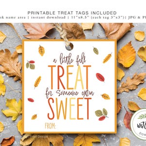 Op de afbeelding: Printbare herfst-traktatie-etiketten met een geel, oranje en rood kleurenschema. De etiketten bevatten de tekst "a little fall treat for someone extra sweet" met een lege ruimte voor een naam. De etiketten zijn omringd door herfstbladeren.