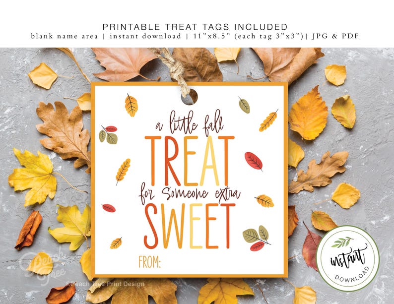 Op de afbeelding: Printbare herfst-traktatie-etiketten met een geel, oranje en rood kleurenschema. De etiketten bevatten de tekst "a little fall treat for someone extra sweet" met een lege ruimte voor een naam. De etiketten zijn omringd door herfstbladeren.